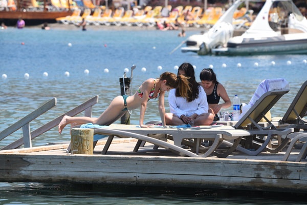 Simay Barlas tatilde! 