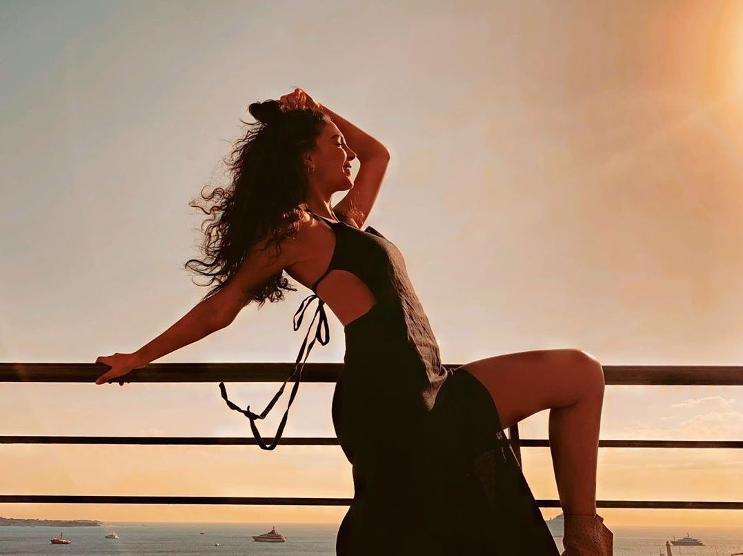 Ebru Şahin'in balkon pozları olay oldu!