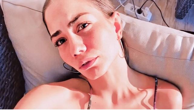 Demet Özdemir güneş banyosu yaptı