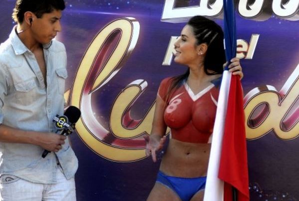 Francisca'dan Şili'ye üstsüz destek