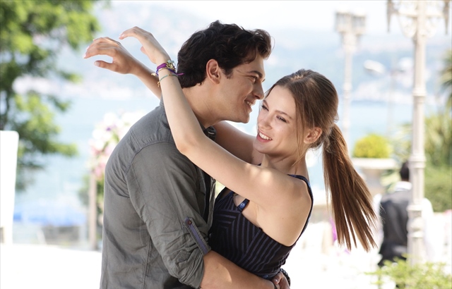 Serenay Sarıkaya ile Çağatay Ulusoy tatilde!