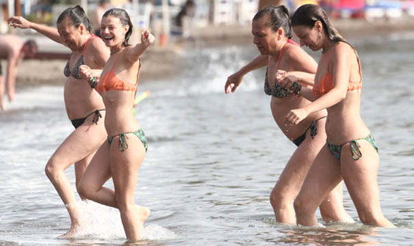 Ebru Helvacıoğlu da bikinili görüntülendi