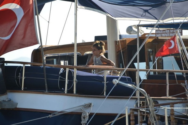 Atiye ilk kez bikinili görüntülü!