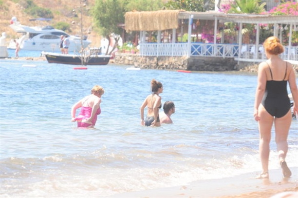 Atiye ilk kez bikinili görüntülü!