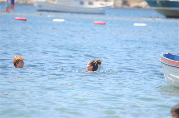 Atiye ilk kez bikinili görüntülü!