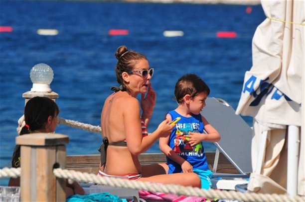 Özge Özberk oğuluyla tatilde!