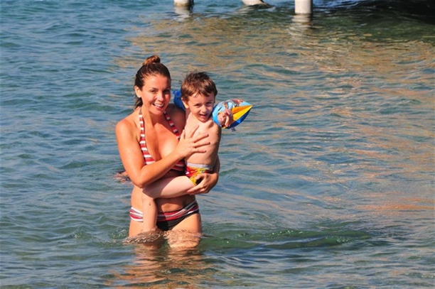 Özge Özberk oğuluyla tatilde!