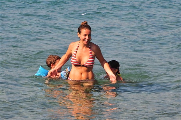 Özge Özberk oğuluyla tatilde!