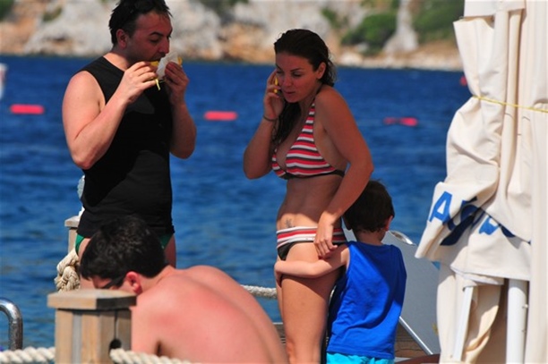 Özge Özberk oğuluyla tatilde!