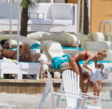 Çağla Şikel ailesiyle tatilde!