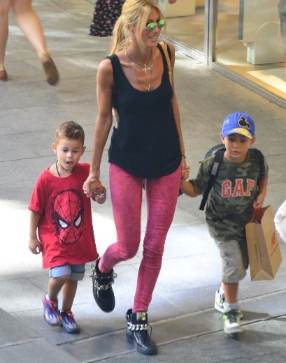 Çağla Şikel ailesiyle tatilde!