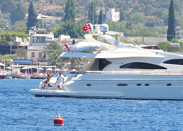 Gülben Ergen tatilde bikinili