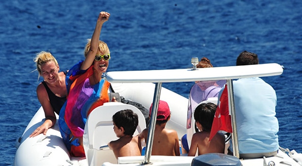 Gülben Ergen tatilde bikinili