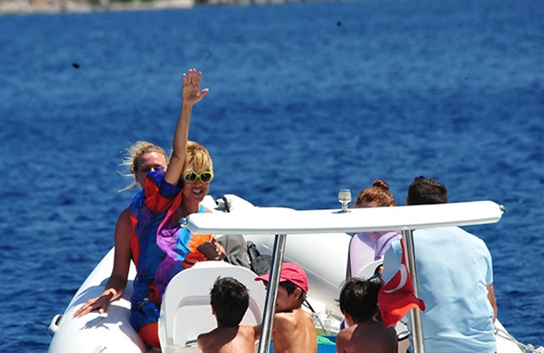 Gülben Ergen tatilde bikinili