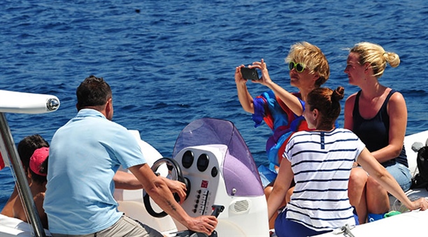 Gülben Ergen tatilde bikinili