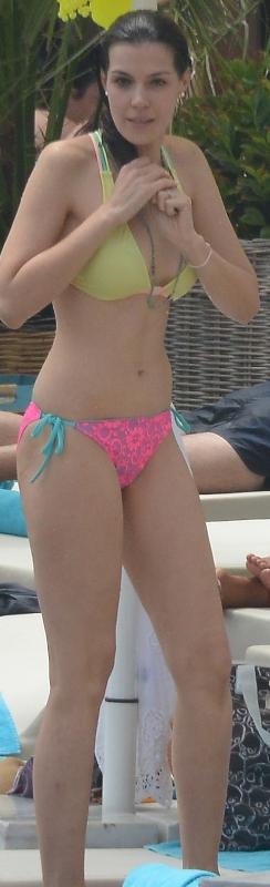 Hatice Şendil Bikinili