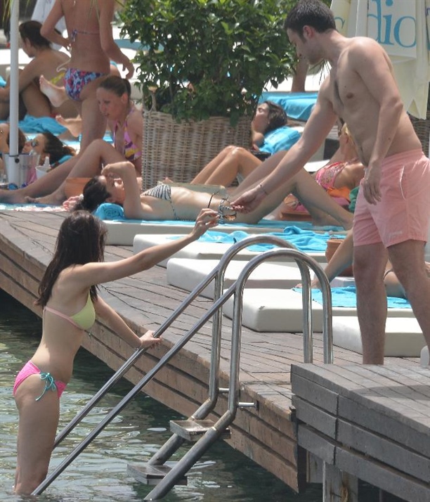 Hatice Şendil Bikinili