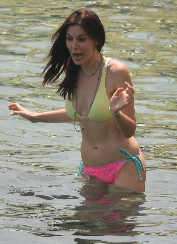 Hatice Şendil Bikinili