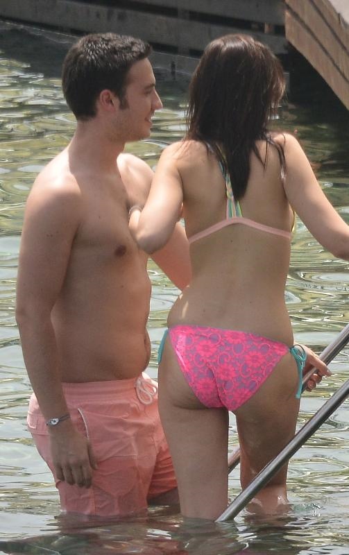 Hatice Şendil Bikinili