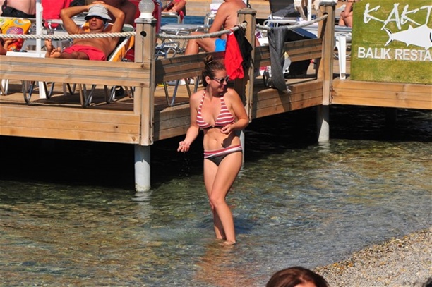 Özge Özberk oğuluyla tatilde!