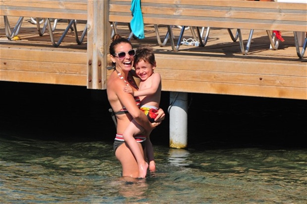 Özge Özberk oğuluyla tatilde!