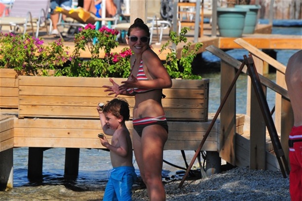 Özge Özberk oğuluyla tatilde!