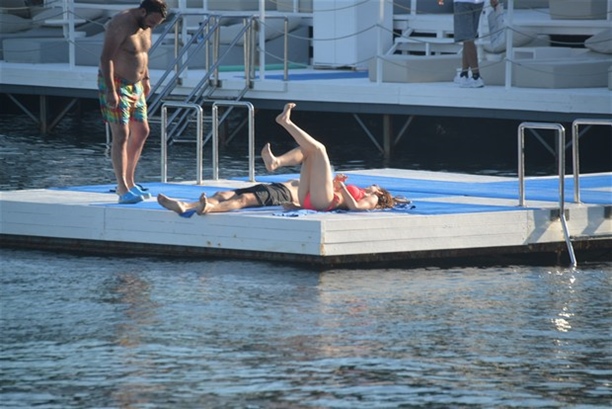 Gökçe Bahadır'ın tekne keyfi!