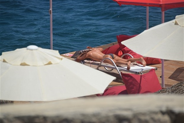 Ece Vahapoğlu sahilde de rahat durmadı!