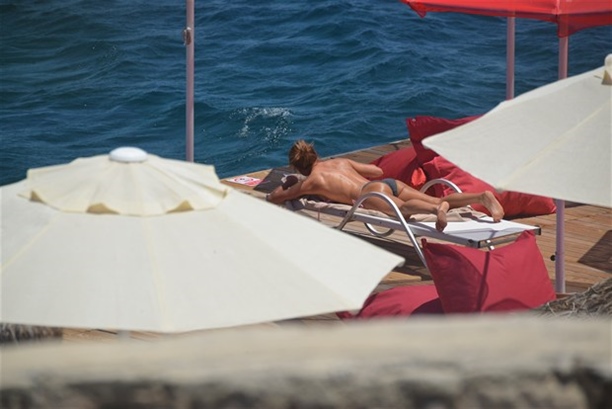 Ece Vahapoğlu sahilde de rahat durmadı!