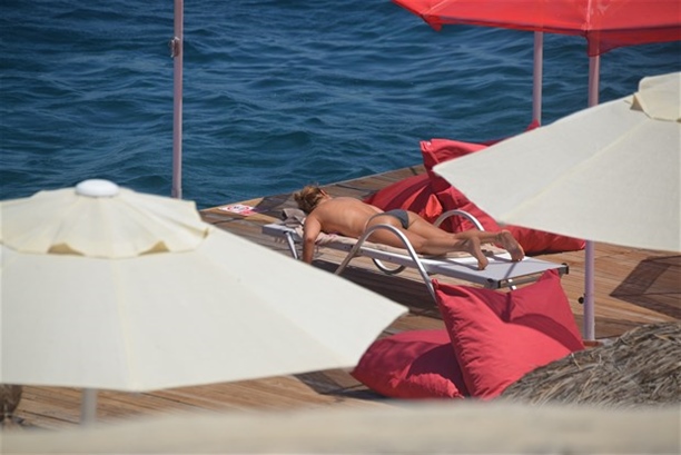 Ece Vahapoğlu sahilde de rahat durmadı!