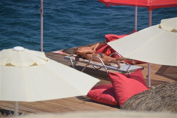 Ece Vahapoğlu sahilde de rahat durmadı!