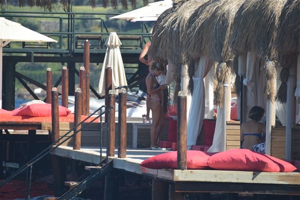 Ece Vahapoğlu sahilde de rahat durmadı!