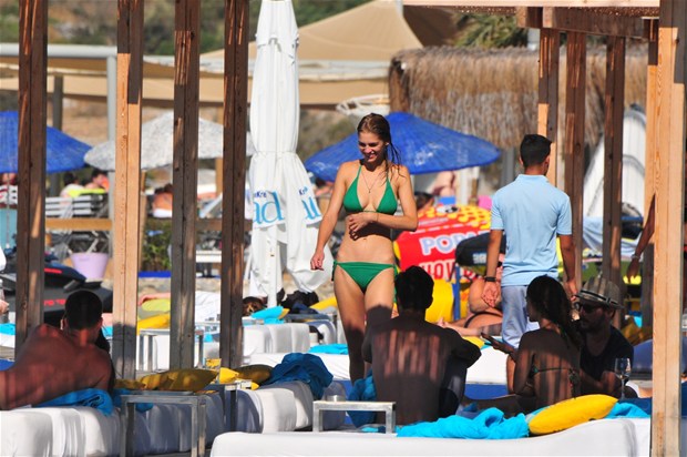 Serenay'ın benzeriyle tatilde