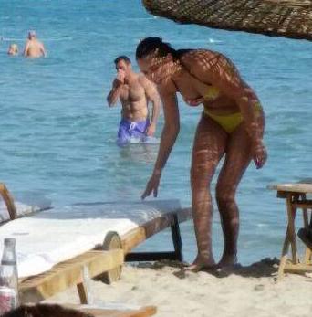 Fahriye Evcen ilk kez bikinili!