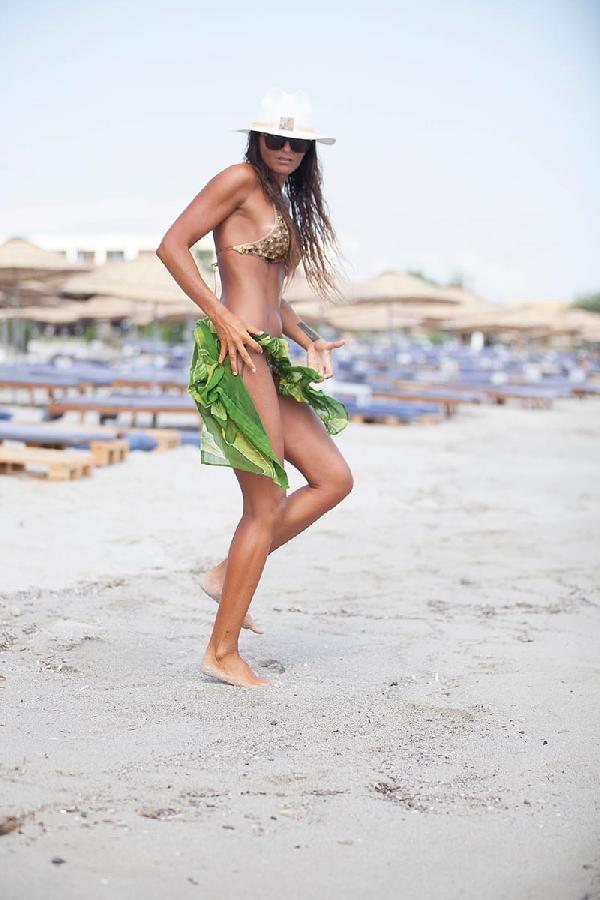 Eda Taşpınar bikinili yakalanınca kaçtı