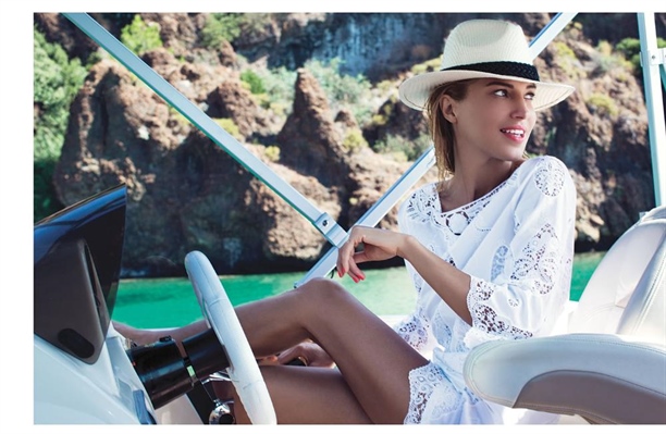 Burcu Esmersoy ALL dergisine soyundu