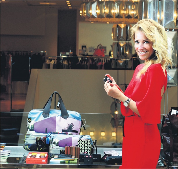 Burcu Esmersoy ALL dergisine soyundu