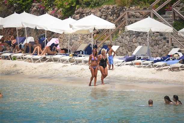 Özlem Yıldız Bodrum Plajlarını Podyuma çevırdi