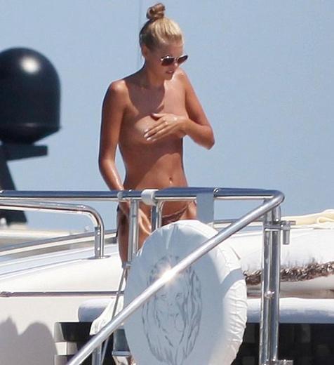 Tori Garrn üstsüz yakalandı!