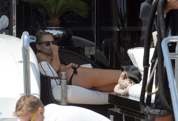 Tori Garrn üstsüz yakalandı!