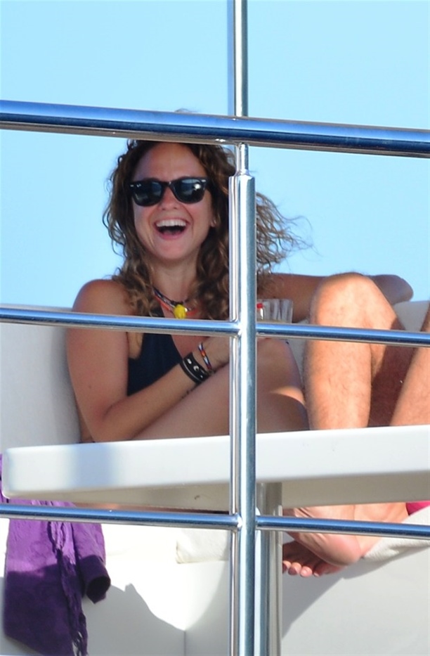 Ayşe Özyılmazel'in tekne keyfi!