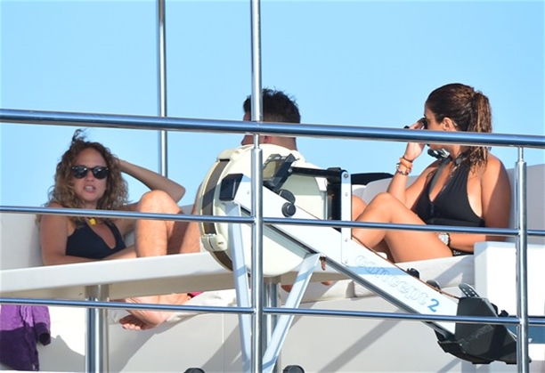 Ayşe Özyılmazel'in tekne keyfi!