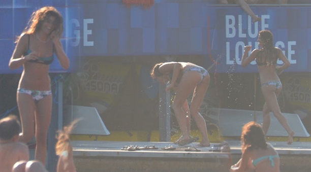 Özge Özpirinçci kucakta!