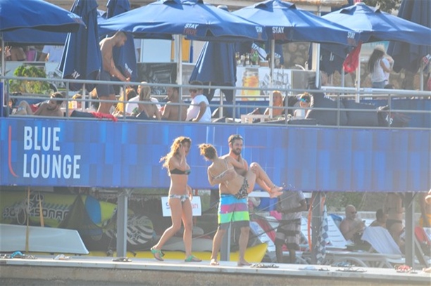 Özge Özpirinçci kucakta!