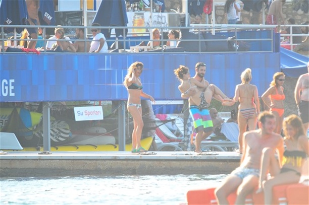 Özge Özpirinçci kucakta!