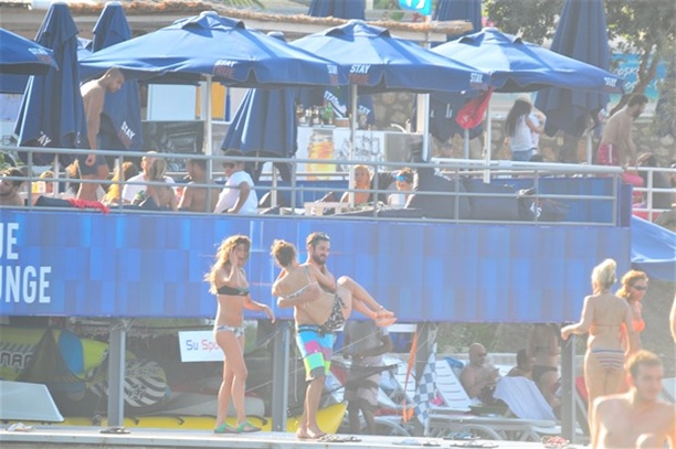 Özge Özpirinçci kucakta!