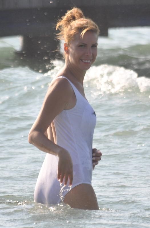 'Deniz kurdu' Tuğba Özerk!