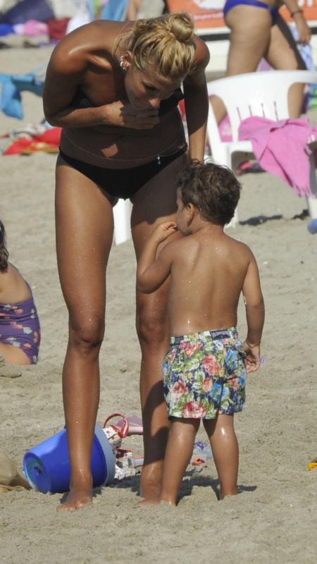 Halk plajının yıldızları; Çağla Şıkel ve Emre Altuğ