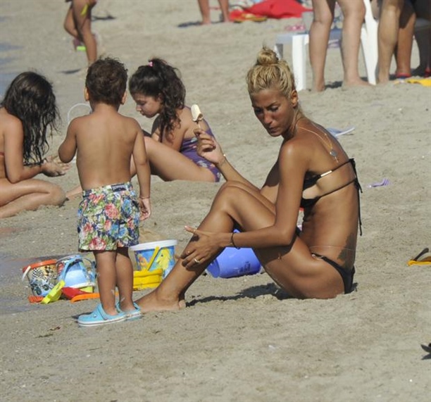 Halk plajının yıldızları; Çağla Şıkel ve Emre Altuğ