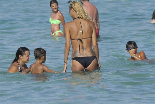 Halk plajının yıldızları; Çağla Şıkel ve Emre Altuğ